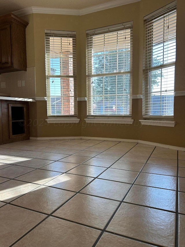 unfurnished dining area featuring baseboards and ornamental molding