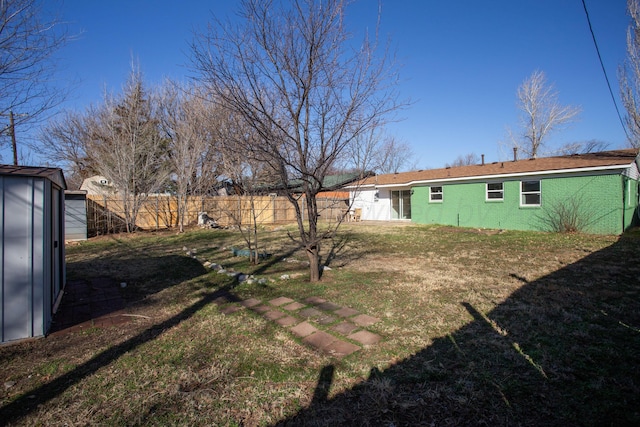 view of yard featuring a storage shed