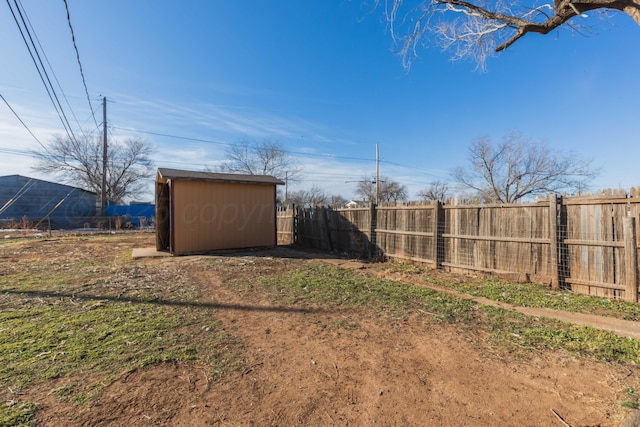 view of yard featuring a shed