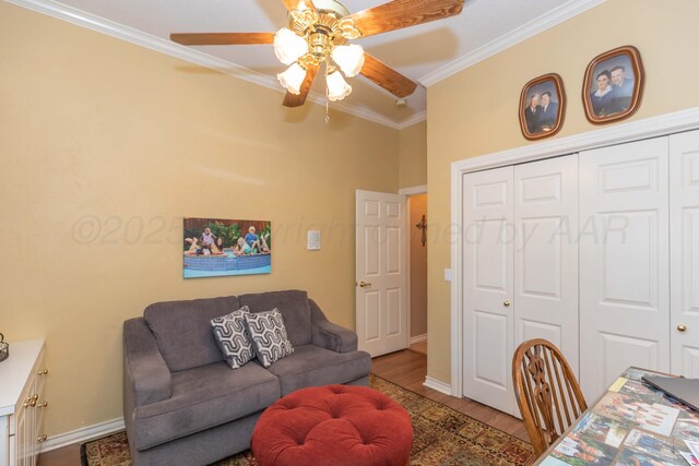 7821 Covington Pkwy, Amarillo, TX 79121 - living room featuring ornamental molding, wood finished floors, a ceiling fan, and baseboards