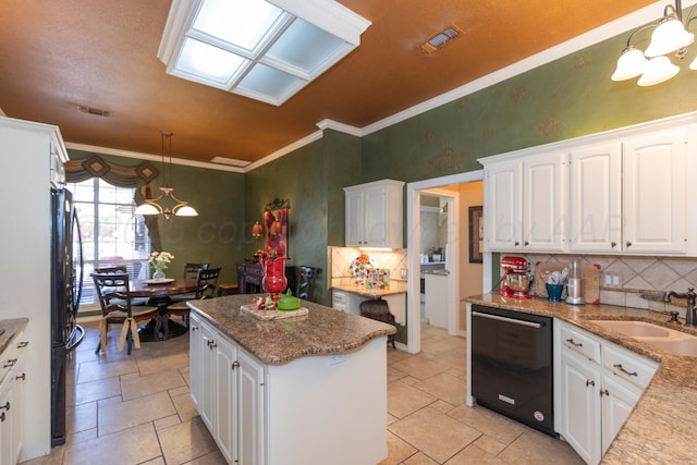 7821 Covington Pkwy, Amarillo, TX 79121 - kitchen featuring a chandelier, black appliances, a center island, white cabinetry, and ornamental molding