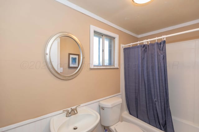 233 Doucette Dr, Howardwick, TX 79226 - full bath featuring shower / bath combination with curtain and ornamental molding
