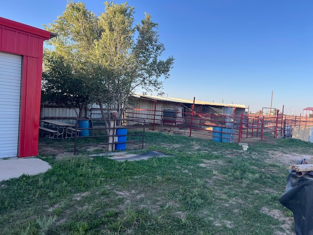 view of yard with an outbuilding