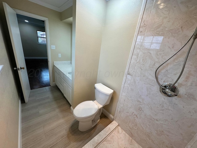 107 Galahad St, Borger, TX 79007 - full bath featuring vanity, toilet, crown molding, and baseboards