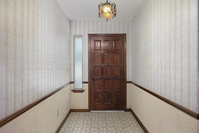 6814 Blacksmith Ln, Amarillo, TX 79109 - entryway featuring wallpapered walls and light floors