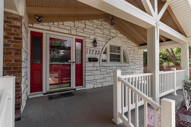 property entrance featuring a porch