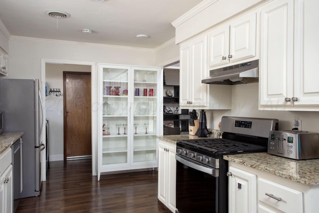 kitchen featuring dark wood-style flooring, crown molding, under cabinet range hood, visible vents, and stainless steel appliances