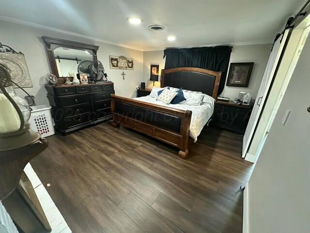 219 Inverness St, Borger, TX 79007 - bedroom featuring ornamental molding, a barn door, wood finished floors, and recessed lighting