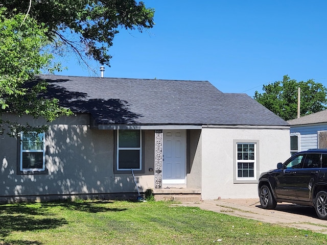 2608 Duncan Dr, Amarillo, TX 79109 - bungalow with a front yard, roof with shingles, and stucco siding