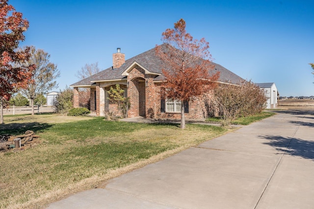 view of front of home featuring a front yard