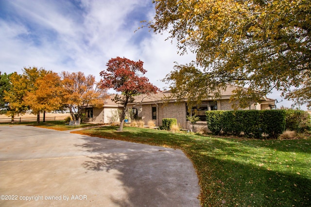 view of front facade with a front yard