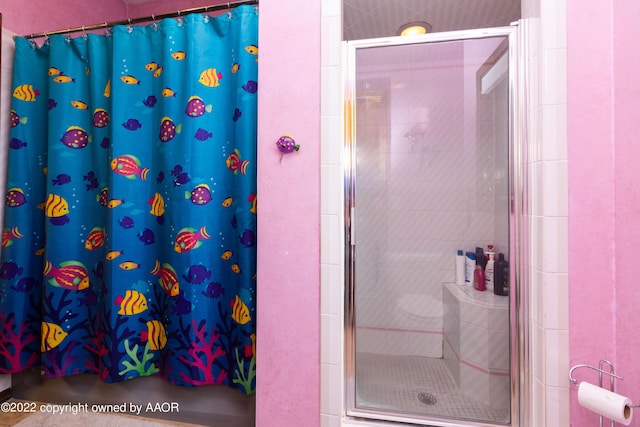 bathroom featuring tiled shower