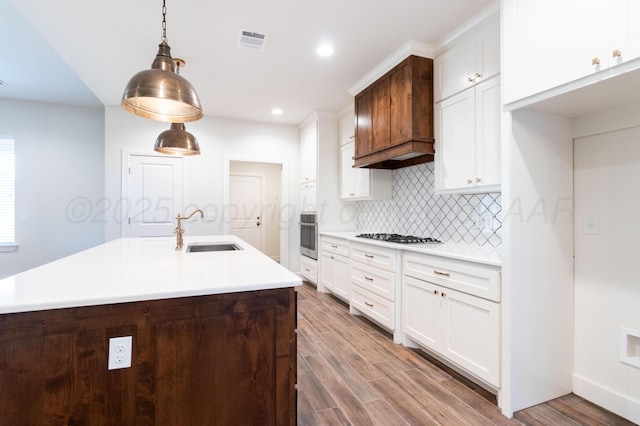 8303 City View Dr, Amarillo, TX 79118 - kitchen featuring a sink, tasteful backsplash, light wood-type flooring, oven, and light countertops