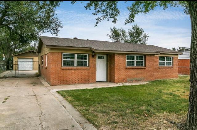 ranch-style house featuring a front lawn and a garage