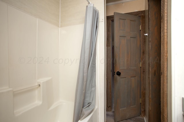 bathroom with shower / bath combo