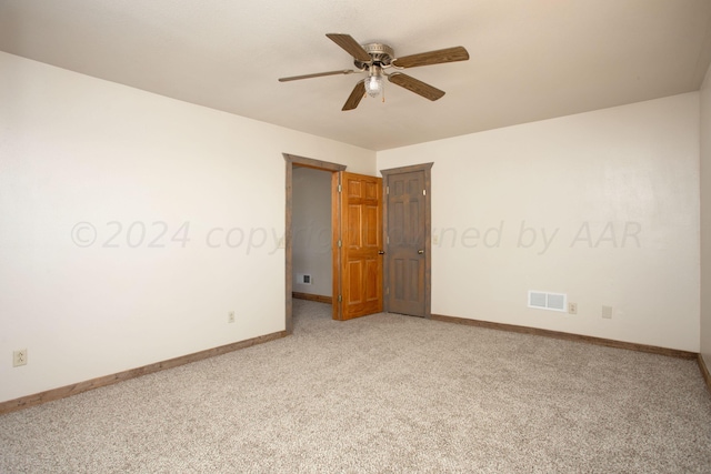 carpeted empty room featuring ceiling fan