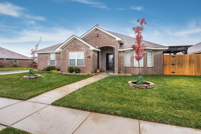 view of front of property featuring a front lawn