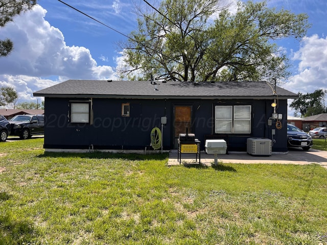 434 Long St, Hereford, TX 79045 - view of front of house featuring a front lawn and central AC unit