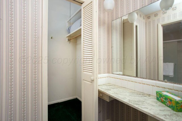 2819 Lloyd Dr, Amarillo, TX 79110 - bathroom featuring wallpapered walls