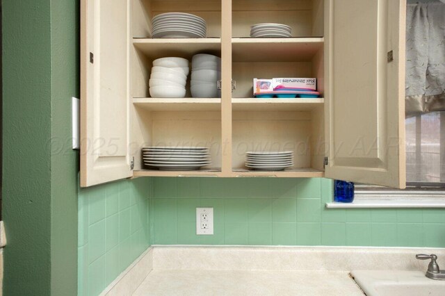 2819 Lloyd Dr, Amarillo, TX 79110 - detailed view of decorative backsplash and a sink