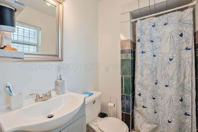 3515 NE 19th Ave, Amarillo, TX 79107 - full bath with toilet, vanity, and a shower with shower curtain