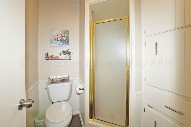 7303 Jameson Dr, Amarillo, TX 79121 - bathroom with a shower stall, wainscoting, and a decorative wall