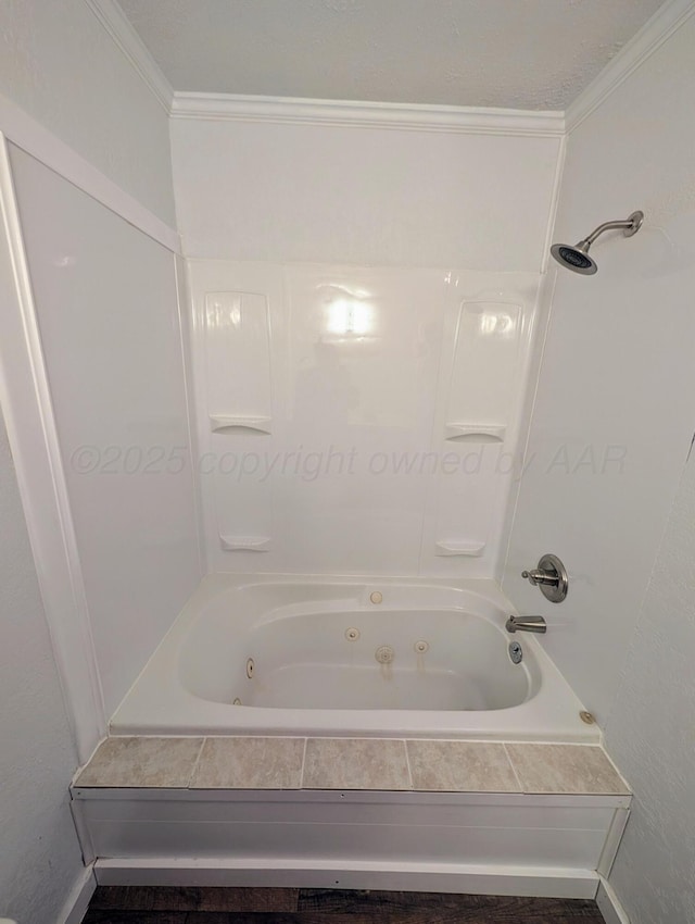 bathroom featuring tiled shower / bath and crown molding