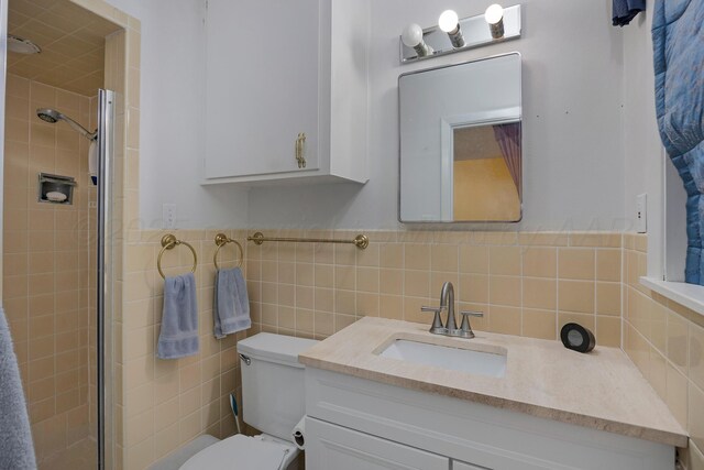 3515 Linda Dr, Amarillo, TX 79109 - bathroom with vanity and tiled shower