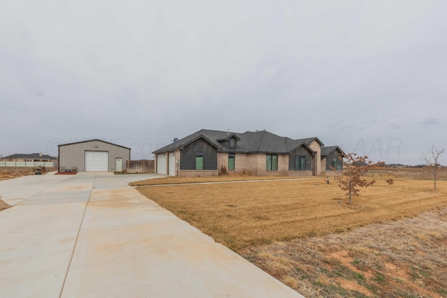 view of front of house featuring driveway and a front yard