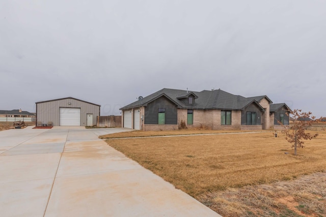 view of front of home featuring brick siding, driveway, and a front yard