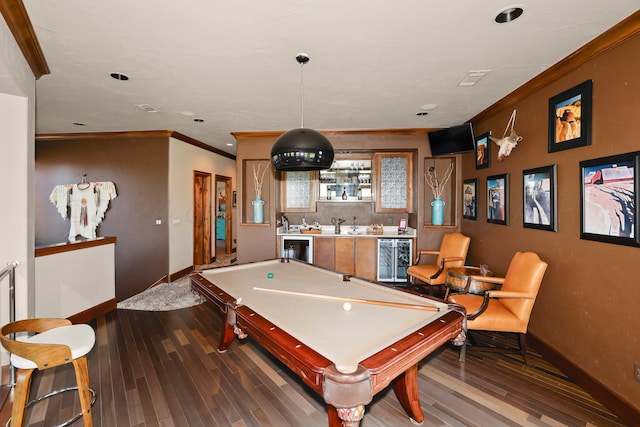 rec room featuring beverage cooler, billiards, bar area, hardwood / wood-style floors, and ornamental molding