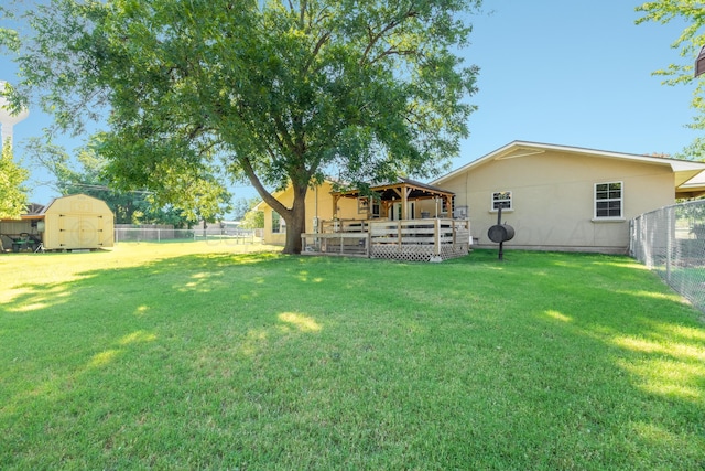 view of yard with a shed