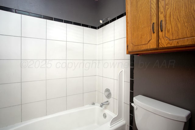 bathroom with tiled shower / bath and toilet