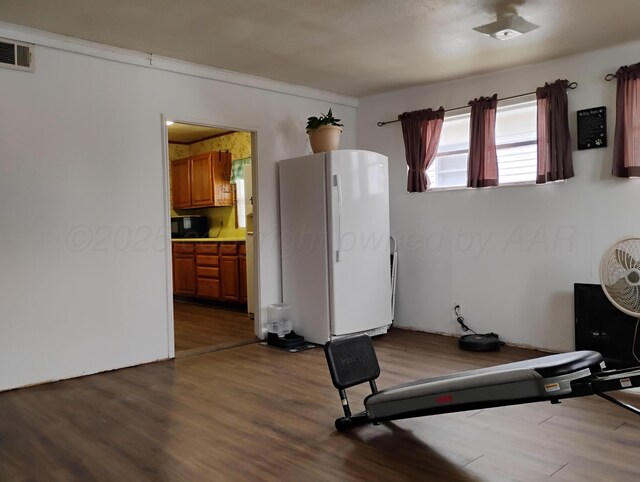 1029 S Farley St, Pampa, TX 79065 - workout room with dark wood finished floors and visible vents