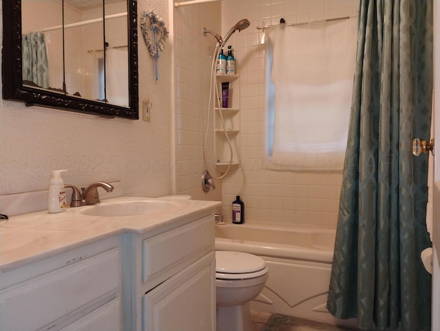 1029 S Farley St, Pampa, TX 79065 - full bathroom with toilet, vanity, and shower / bathtub combination with curtain