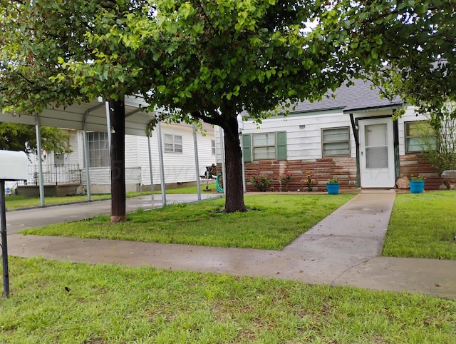 1029 S Farley St, Pampa, TX 79065 - view of front facade featuring roof with shingles, stone siding, and a front yard