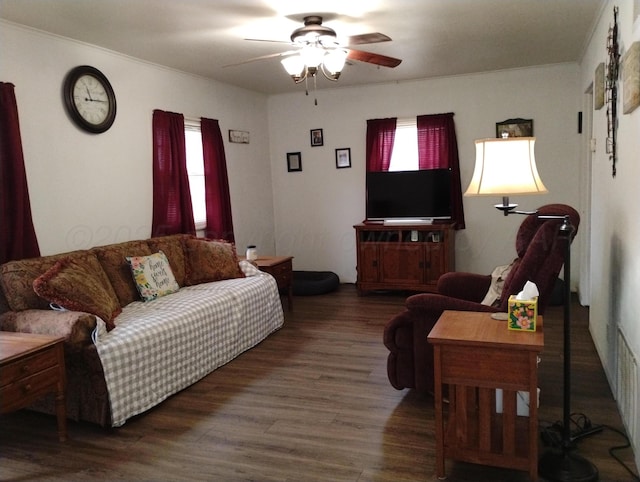1029 S Farley St, Pampa, TX 79065 - living room with ceiling fan and wood finished floors