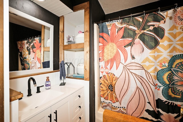 315 Walnut Ave, Panhandle, TX 79068 - bathroom featuring vanity, a shower with curtain, and a textured ceiling
