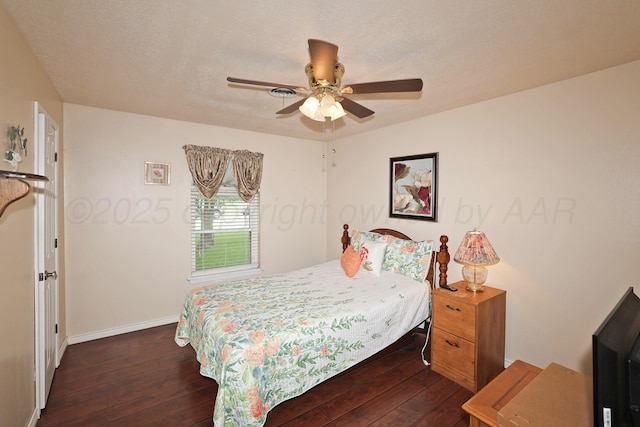 6728 Arroyo Dr, Amarillo, TX 79108 - bedroom with dark wood-type flooring, a ceiling fan, and a textured ceiling