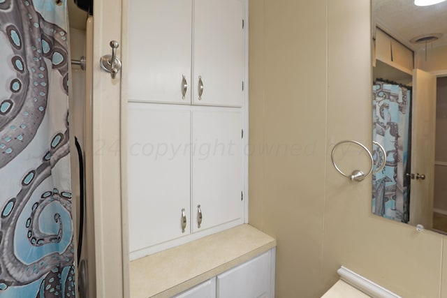 1307 Cooley Dr, Borger, TX 79007 - full bath featuring a shower with curtain