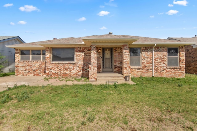 ranch-style house featuring a front yard