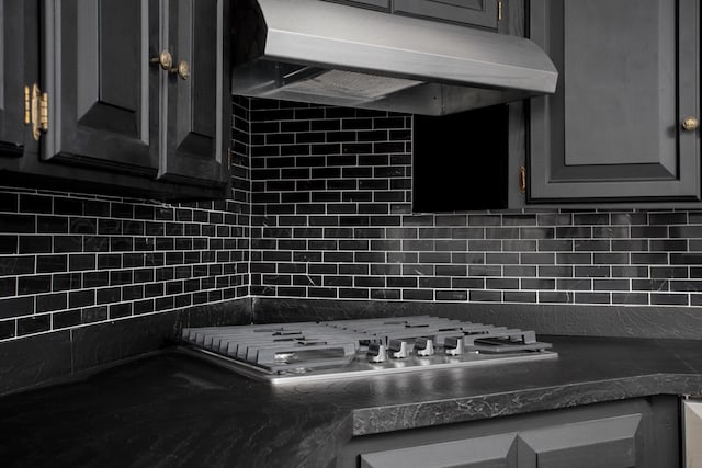 kitchen featuring tasteful backsplash and gray cabinetry