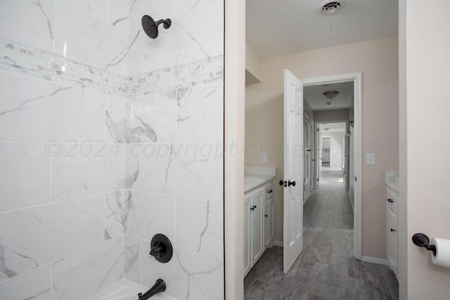 bathroom featuring vanity and tiled shower / bath combo