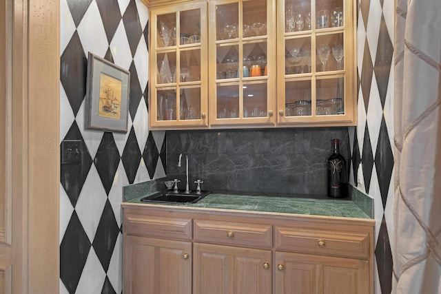 2606 S Lipscomb St, Amarillo, TX 79109 - indoor wet bar with backsplash