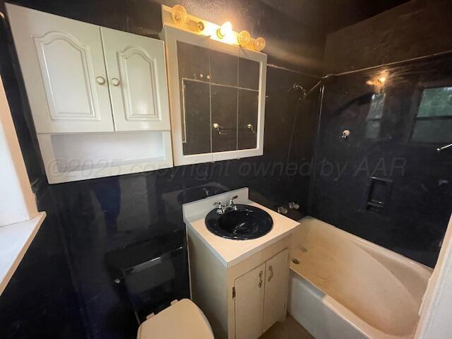 1805 N Jefferson St, Amarillo, TX 79107 - bathroom featuring vanity and shower / bathtub combination