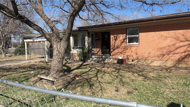 single story home featuring a front lawn