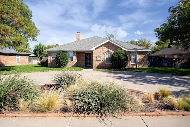 view of front of house with a front lawn