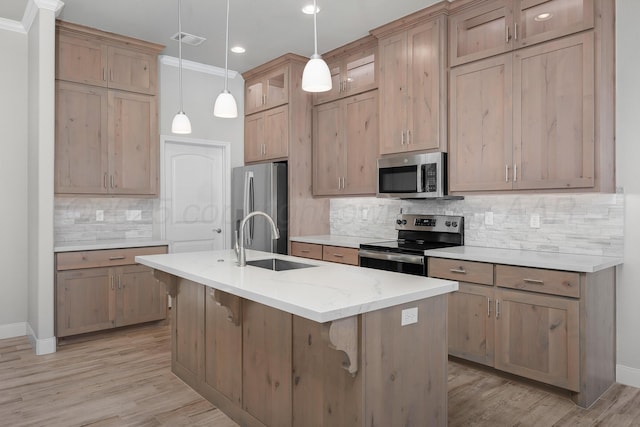 kitchen featuring a sink, a center island with sink, stainless steel appliances, visible vents, and light wood-style floors
