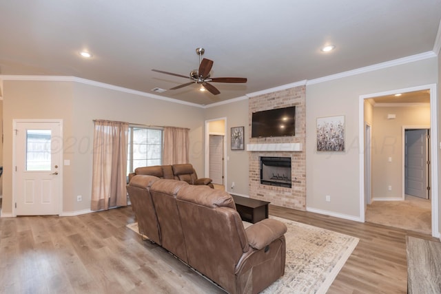 living area with a ceiling fan, healthy amount of natural light, light wood-style floors, a fireplace, and recessed lighting
