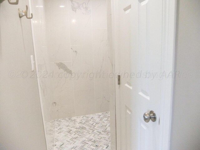 bathroom featuring a tile shower